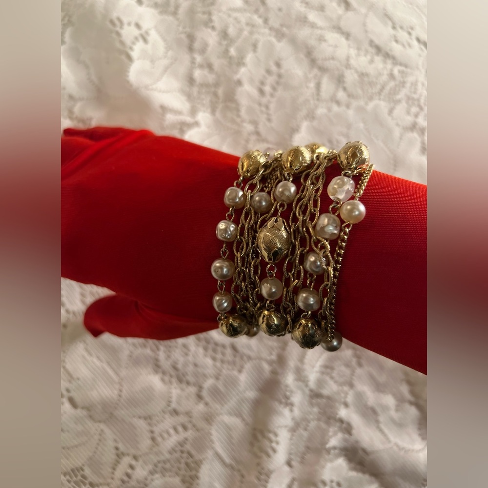 Beautiful vintage, gold plated, chain, and pearl layered bracelet